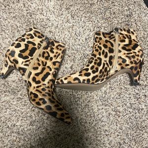 Never worn…womens size 7- true to size